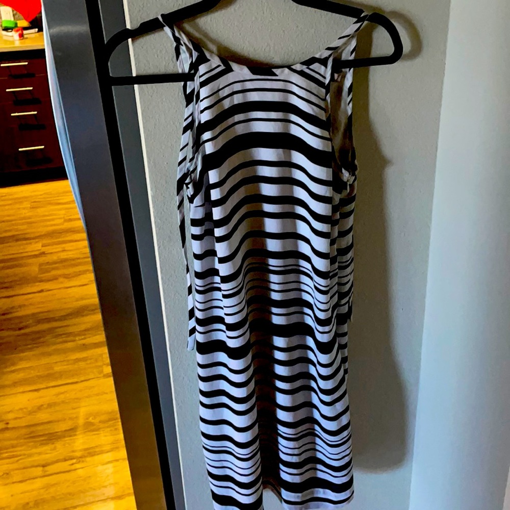 Banana republic dress- size 0 - black and white striped